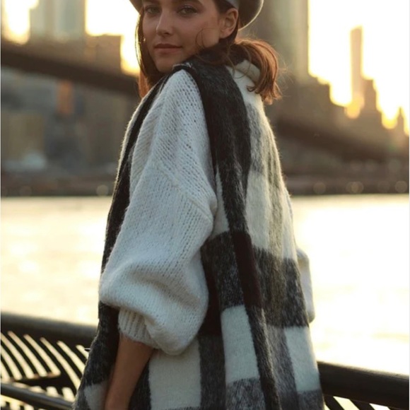 Brushed Buffalo Check Toggle Button Vest OSFM BNWT - Picture 6 of 8